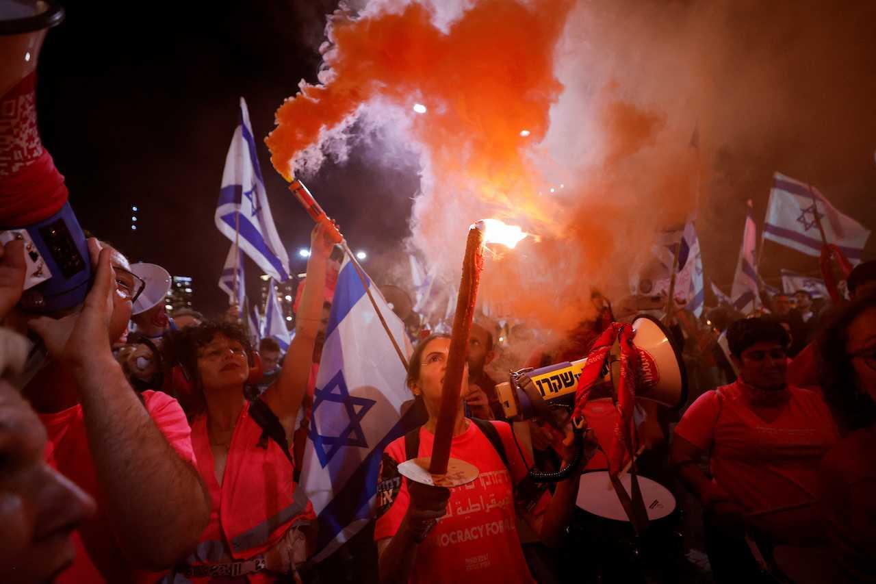 Israelis demonstrate as Prime Minister Benjamin Netanyahu's nationalist coalition government presses on with its contentious judicial overhaul, in Tel Aviv, Israel, March 16. Photo: Reuters