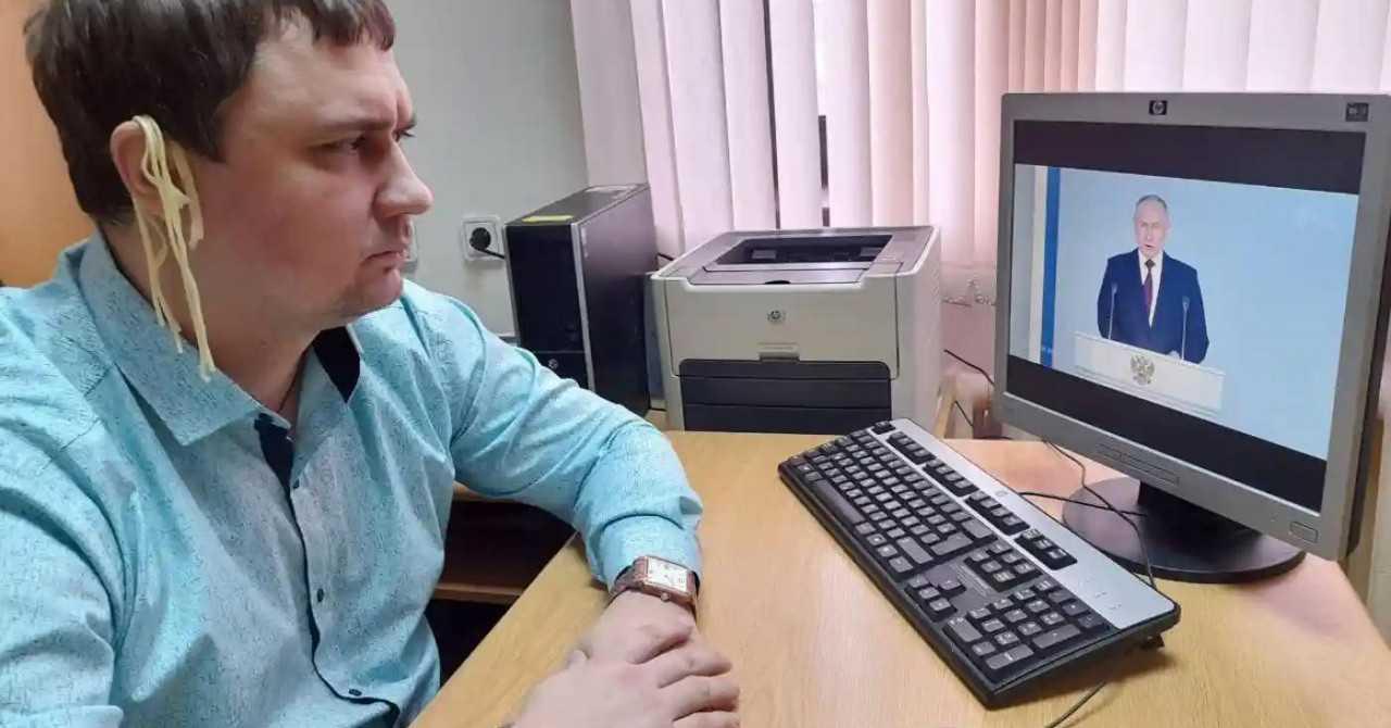 Mikhail Abdalkin menggantung mi di telinganya ketika mengikuti ucapan yang disampaikan Putin pada 21 Februari, beberapa hari sebelum ulang tahun pertama pencerobohan negara itu ke atas Ukraine. Gambar: Facebook