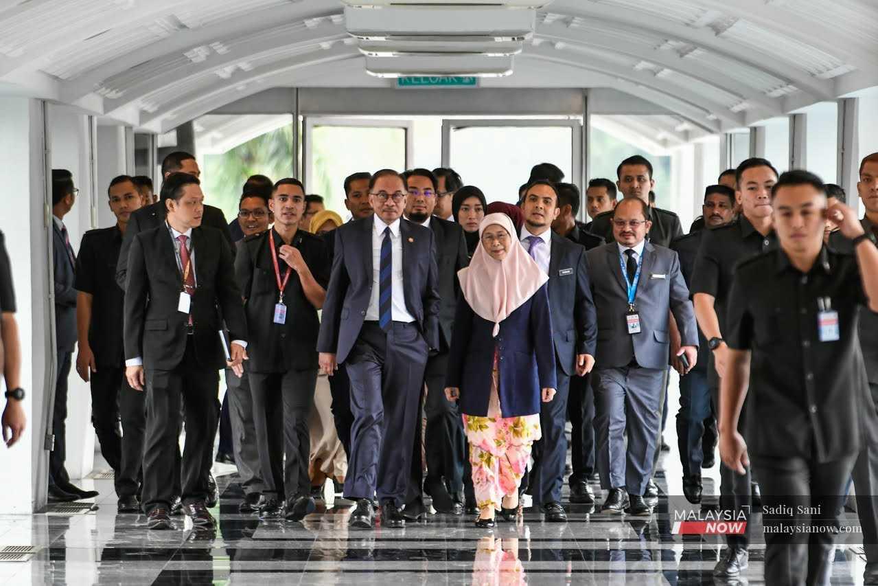 Perdana Menteri Anwar Ibrahim ditemani isterinya yang juga ahli Parlimen Bandar Tun Razak, Wan Azizah Wan Ismail tiba di bangunan Parlimen Malaysia bagi menghadiri mesyuarat pertama sidang pertama Parlimen ke-15.