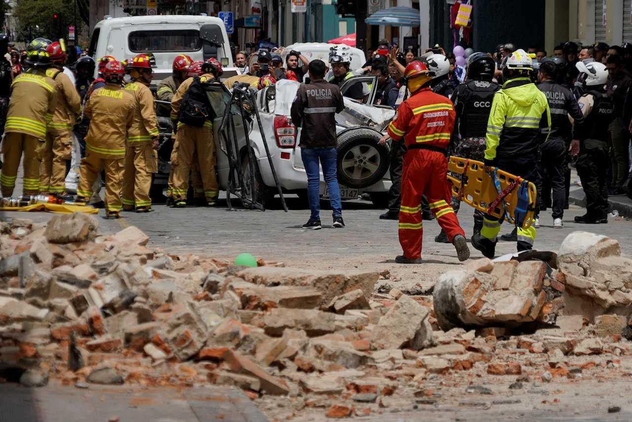 A damaged car and rubble from a house affected by an earthquake in Cuenca, Ecuador, March 18. Photo: Reuters