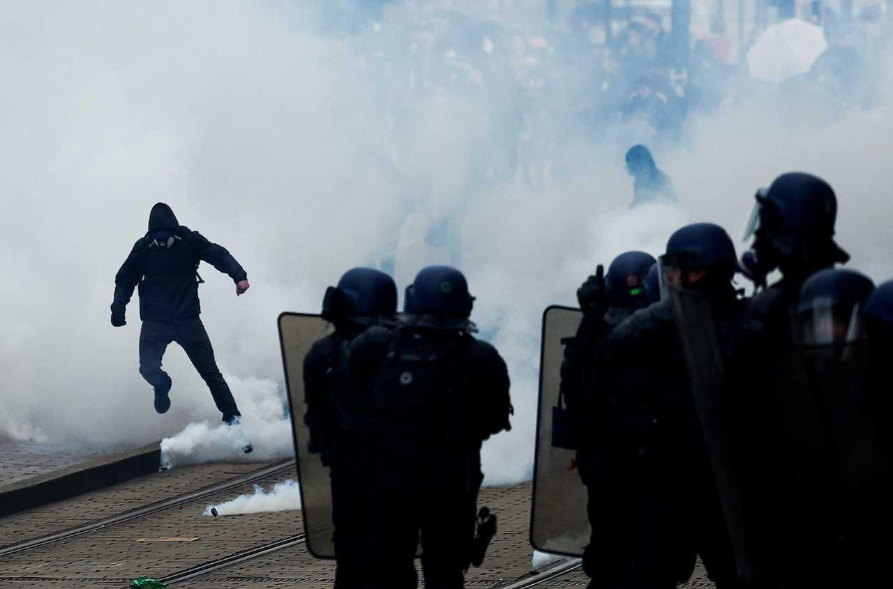 Polis Perancis bertelagah dengan penunjuk perasaan semasa demonstrasi menentang penggunaan Artikel 49.3 oleh kerajaan untuk memaksa rang undang-undang pembaharuan pencen diluluskan tanpa undian wakil rakyat, di Nantes, Perancis, 18 Mac. Gambar: Reuters