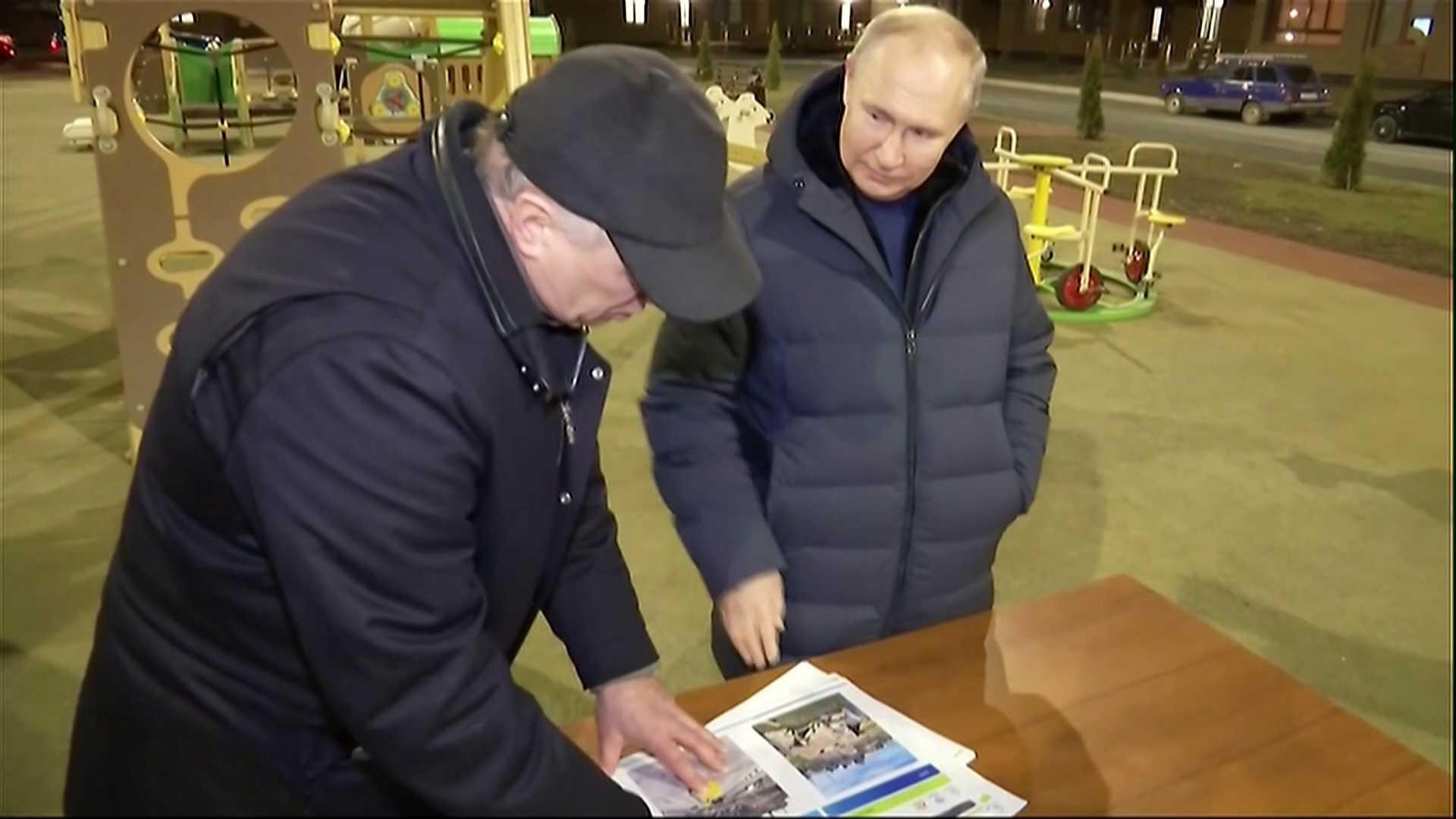 In this grab taken from a video released on March 19, shows President Vladimir Putin gesturing while speaking with Deputy Prime Minister Marat Khusnullin as they look at reconstruction illustrations while he visits the Ukranian city of Mariupol late March 18. Photo: AFP 