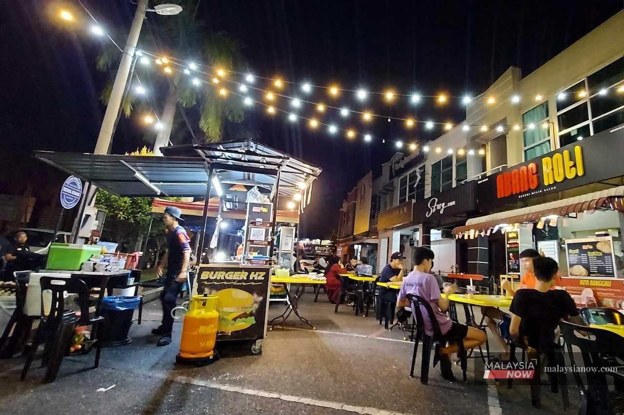 Restoran Abang Roti dan warung burger yang terletak di Jitra.