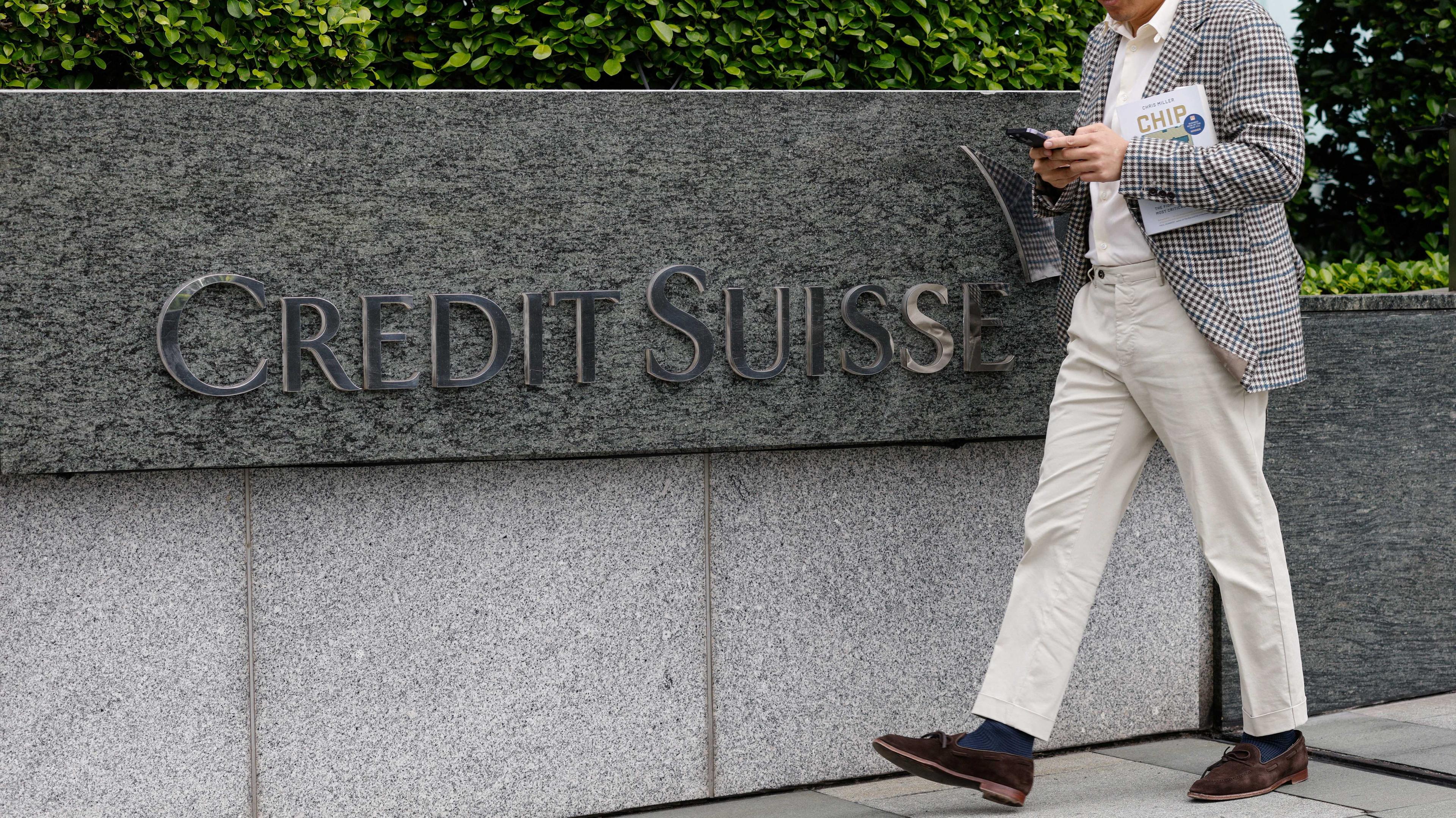 2023-03-20T025354Z_564791257_RC2EXZ9T7DDS_RTRMADP_3_GLOBAL-BANKS-UBS-CREDIT-SUISSE