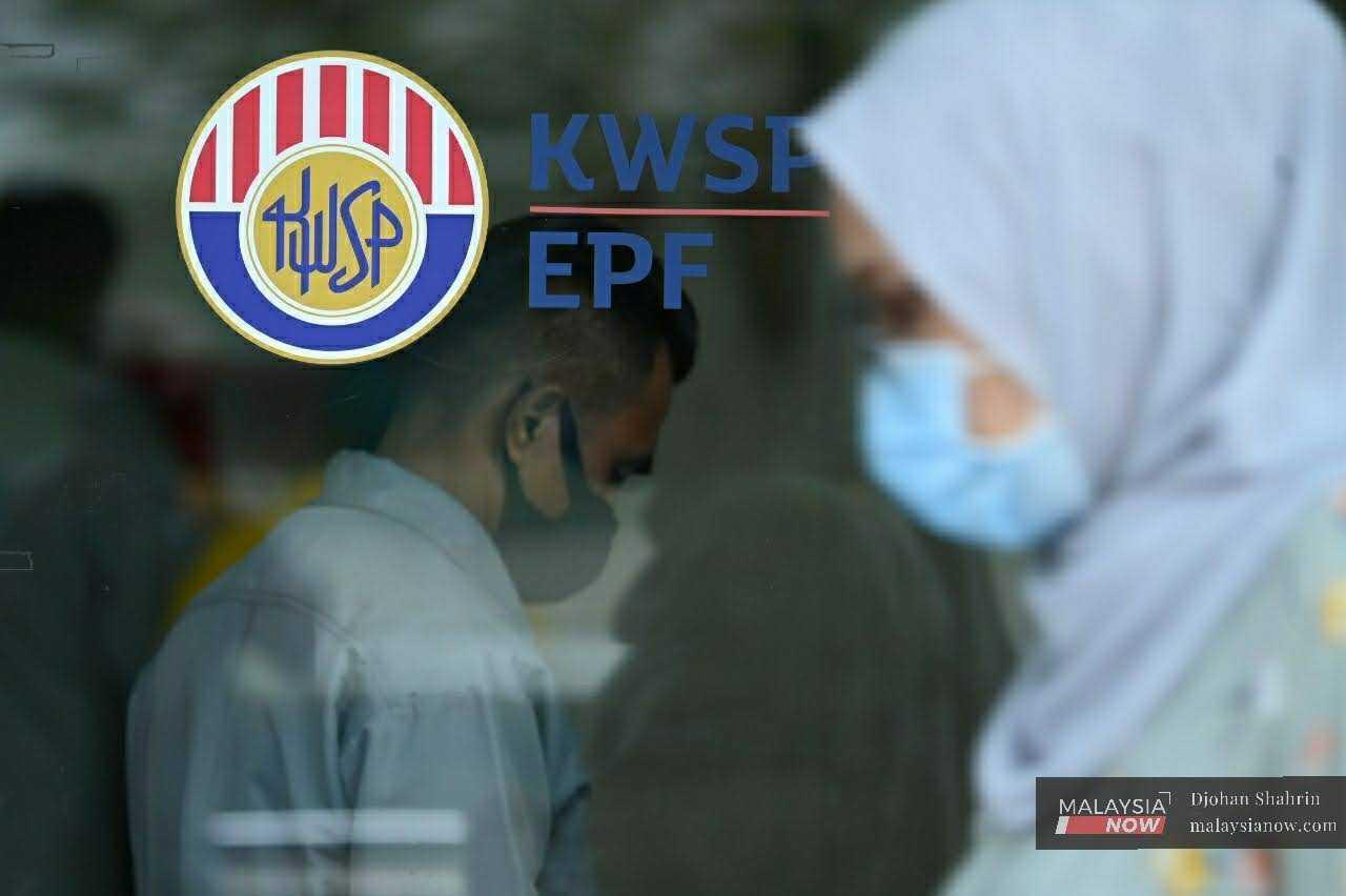 Soalan yang akan dibangkitkan di Dewan Rakyat hari ini adalah mengenai cadangan kerajaan membenarkan pencarum KWSP menggunakan caruman mereka sebagai cagaran untuk membuat pinjaman bank.