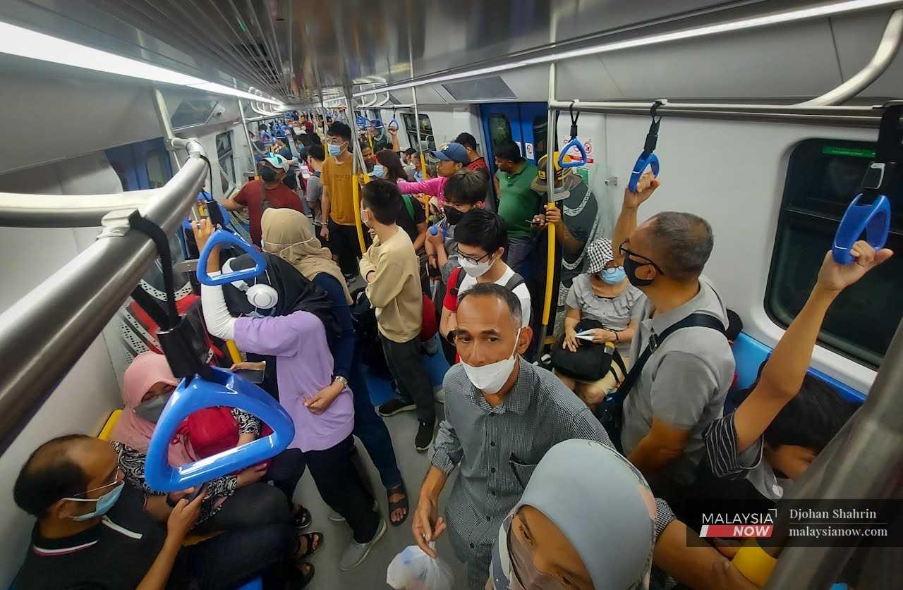 Orang ramai menggunakan kesempatan cuti hujung minggu untuk mencuba perkhidmatan MRT Laluan Putrajaya yang baru dilancarkan pada 17 Mac lalu.