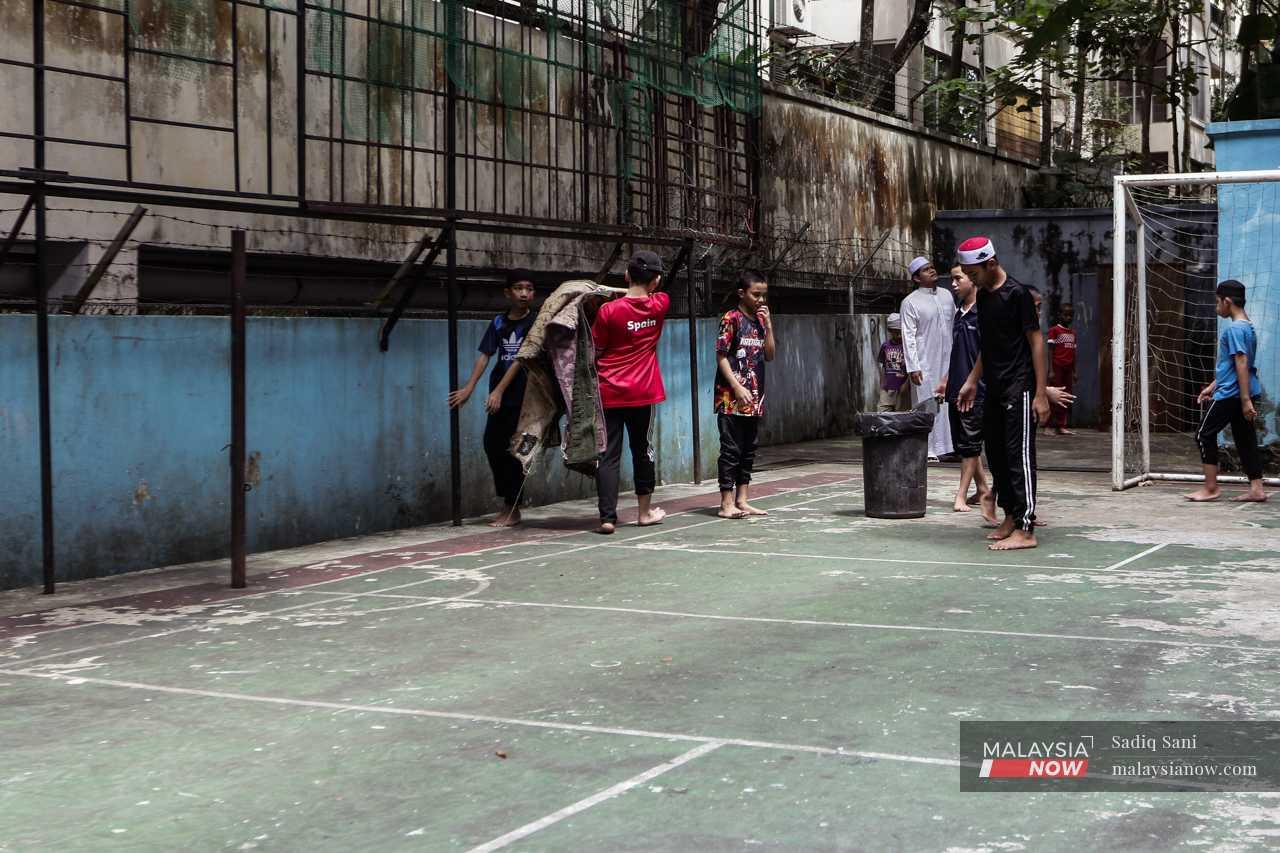 In the evening, they have time to play at the futsal court behind the centre. 