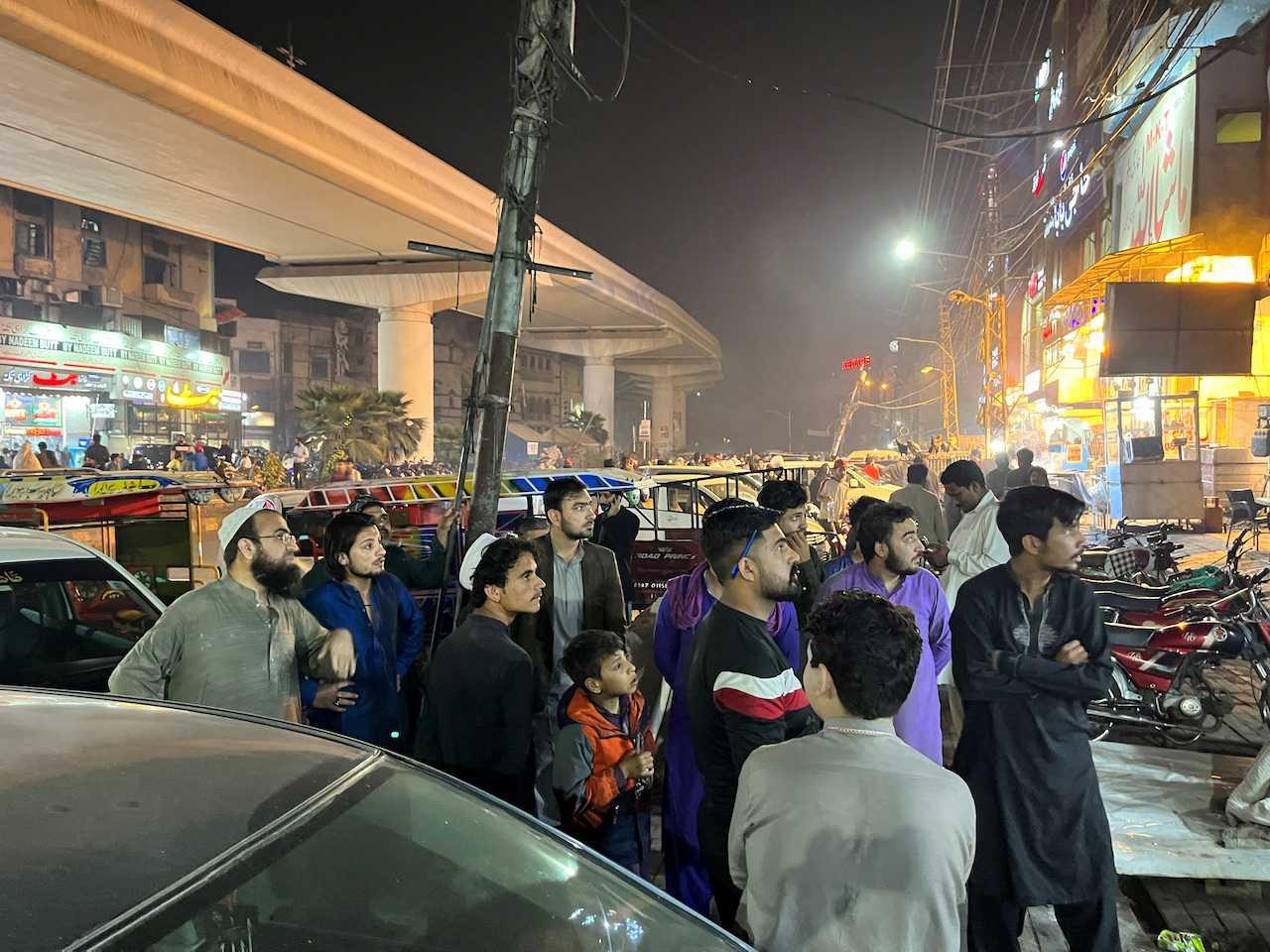 People come out of a restaurant after a tremor was felt in Lahore, Pakistan, March 21. Photo: Reuters