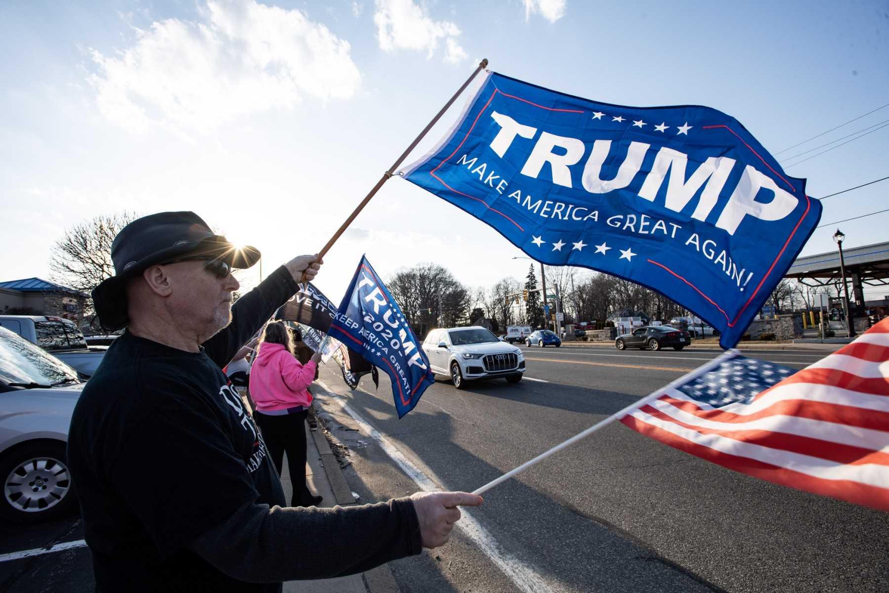 Trump supporters gather at an intersection of US Route One to answer the former president’s call for protest against his potential arrest in Warwick, Rhode Island, on March 21. Photo: AFP