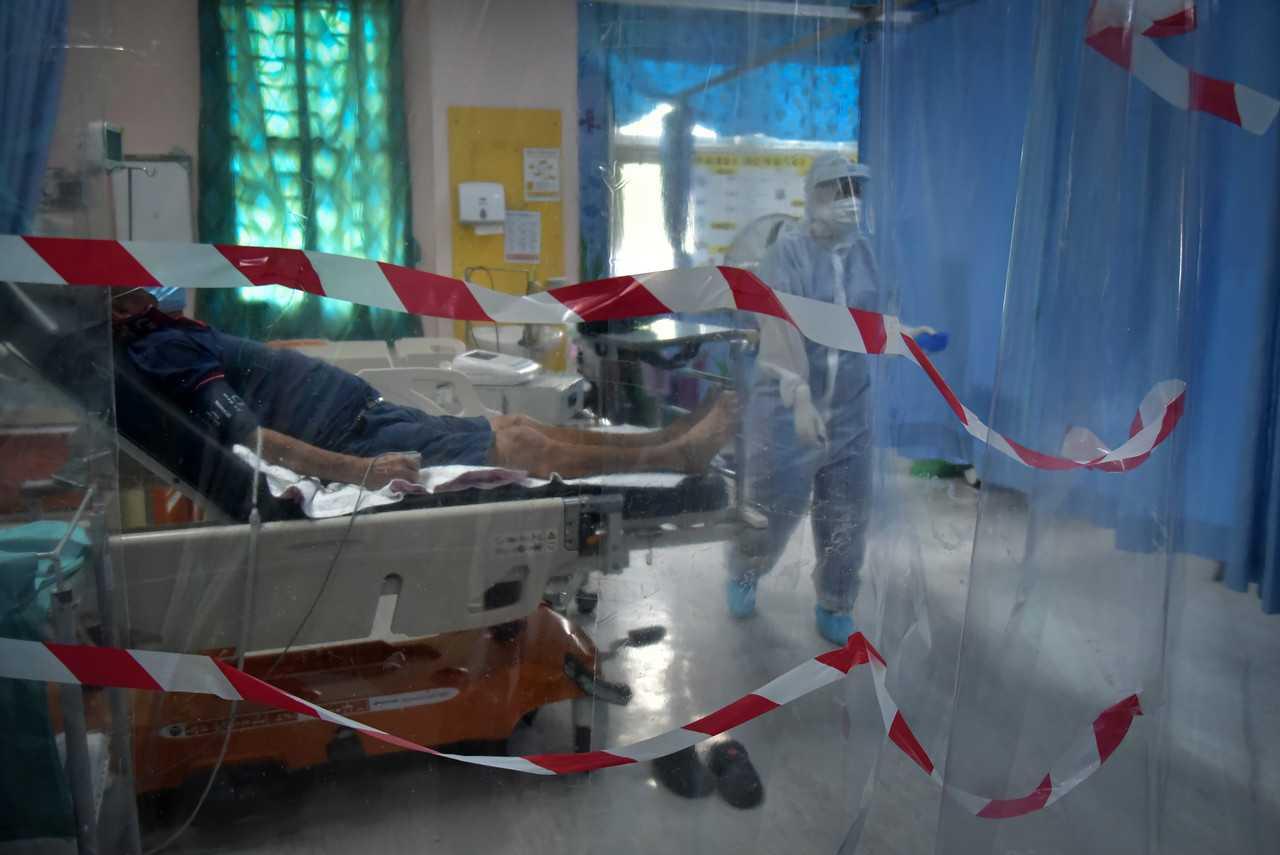 Gambar fail menunjukkan seorang doktor memakai peralatan pelindung diri ketika merawat pesakit di wad ICU Covid-19 di Hospital Nukleus di Labuan. Gambar: Bernama