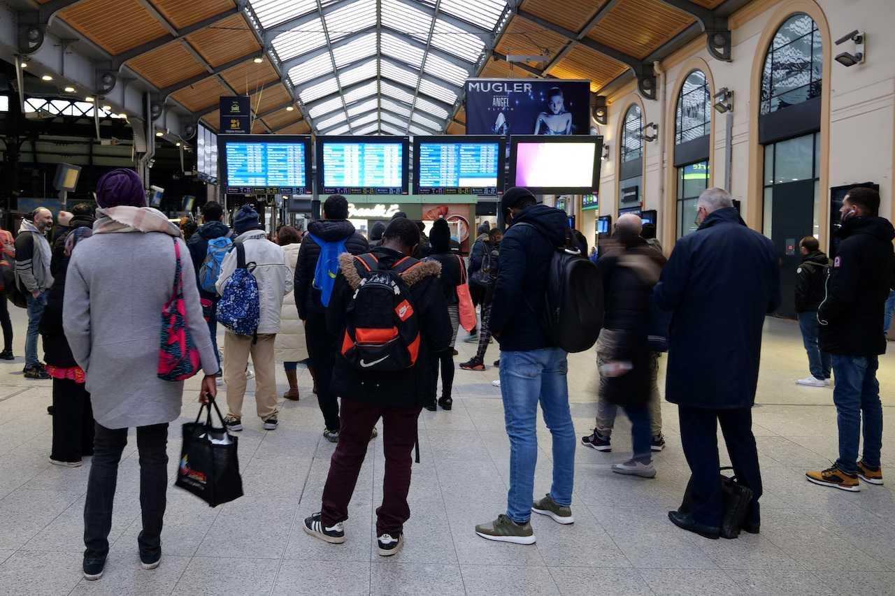 Rail passengers wait for their train at the Saint-Lazare railway station during the ninth day of national strike and protests in France against the government's pension reform, in Paris, France, March 23. Photo: Reuters