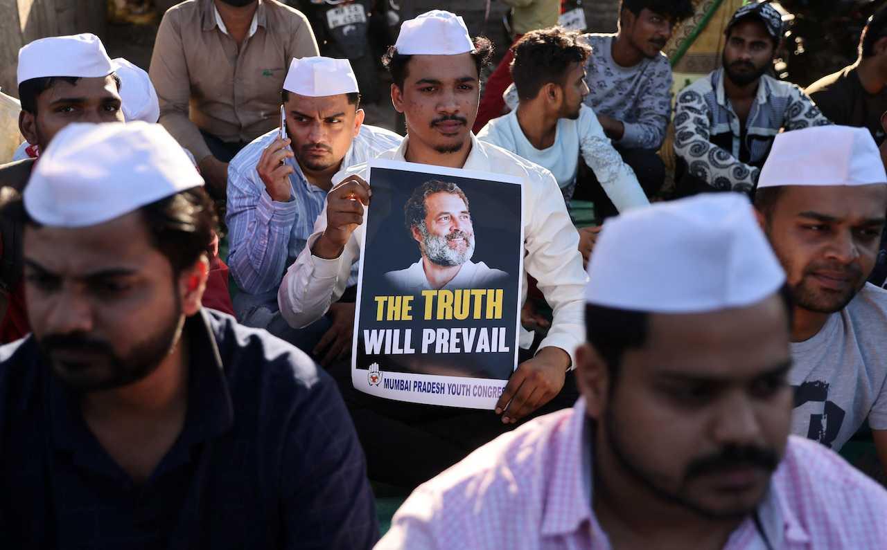 Penyokong sayap Pemuda Kongres memegang pelekat-pelekat semasa protes secara aman terhadap sabitan ke atas Rahul Gandhi, presiden parti pembangkang utama India, dalam kes fitnah 2019 di Mumbai, 23 Mac. Gambar: Reuters