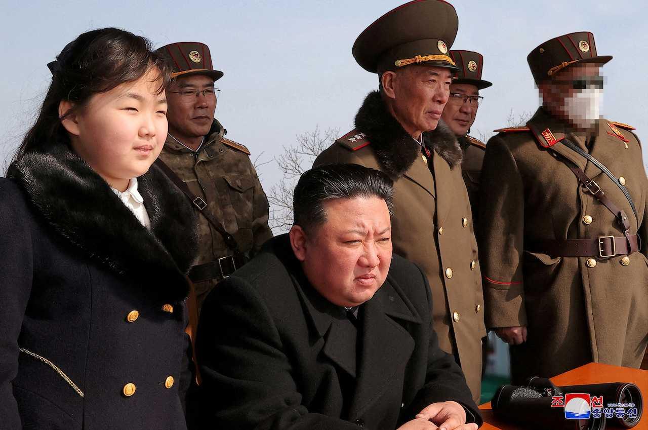 Pemimpin Korea Utara Kim Jong Un dan anak perempuannya Kim Ju Ae menonton latihan peluru berpandu di lokasi yang tidak didedahkan. Gambar ini dikeluarkan oleh Agensi Berita Pusat Korea Utara pada 20 Mac. Gambar: Reuters