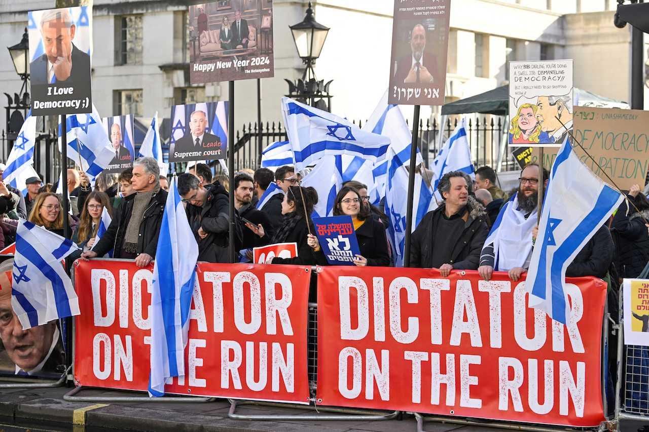 Demonstrators protest against Israeli Prime Minister Benjamin Netanyahu during his visit to Britain, in London, March 24. Photo: Reuters