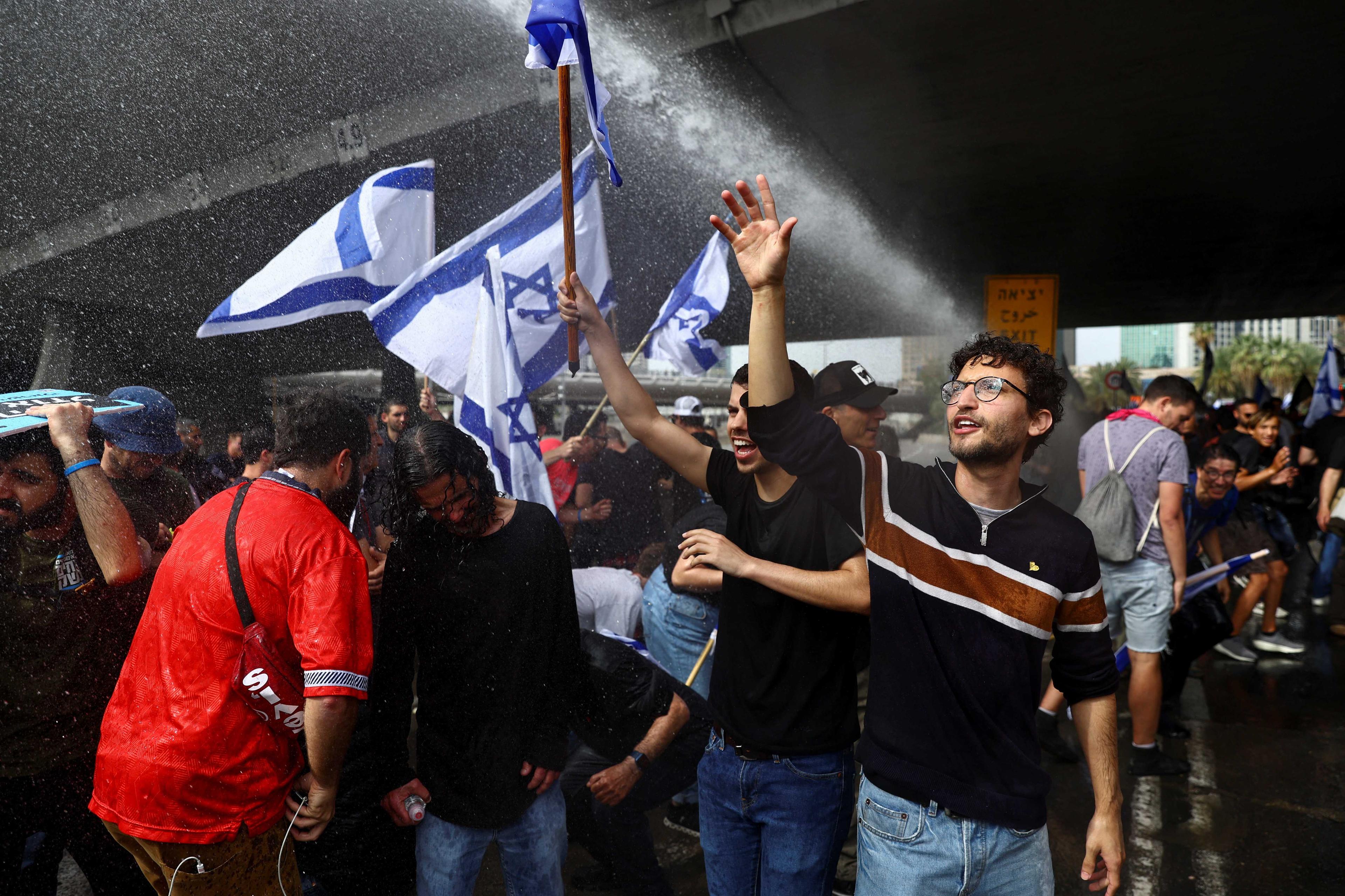 Polis terpaksa melepaskan semburan air bagi menyuraikan tunjuk perasan yang membantah rancangan Perdana Menteri Israel Benjamin Netanyahu untuk menyusun semula sistem perundangan negara itu. Gambar: Reuters