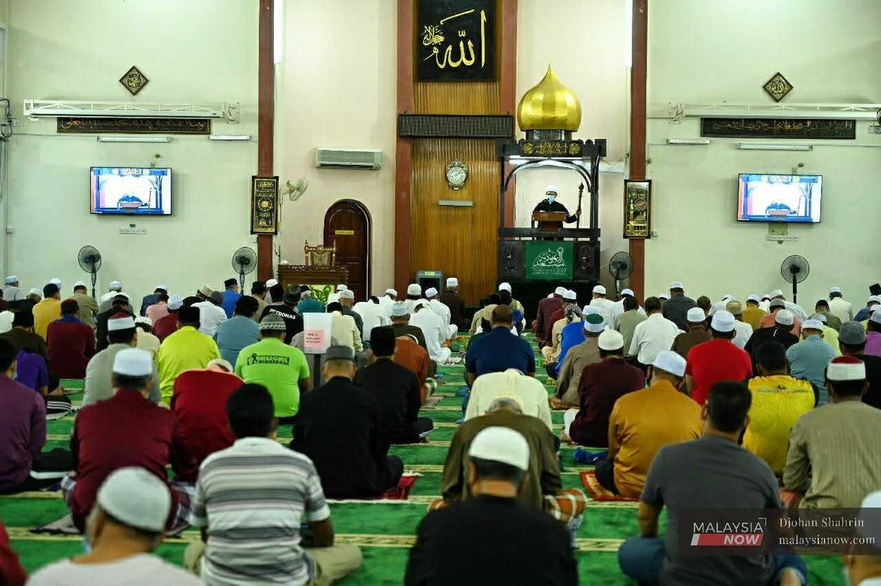 Khutbah Jumaat di masjid-masjid di Selangor memberi amaran kepada umat Islam supaya tidak menyokong perjuangan LGBT, menyifatkannya sebagai 'tabiat sesat'.
