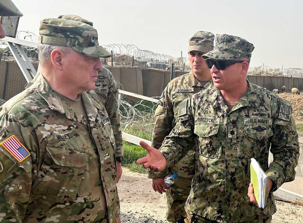 US Joint Chiefs Chair Army General Mark Milley speaks with US forces in Syria during an unannounced visit, at a US military base in northeast Syria, March 4. Photo: Reuters
