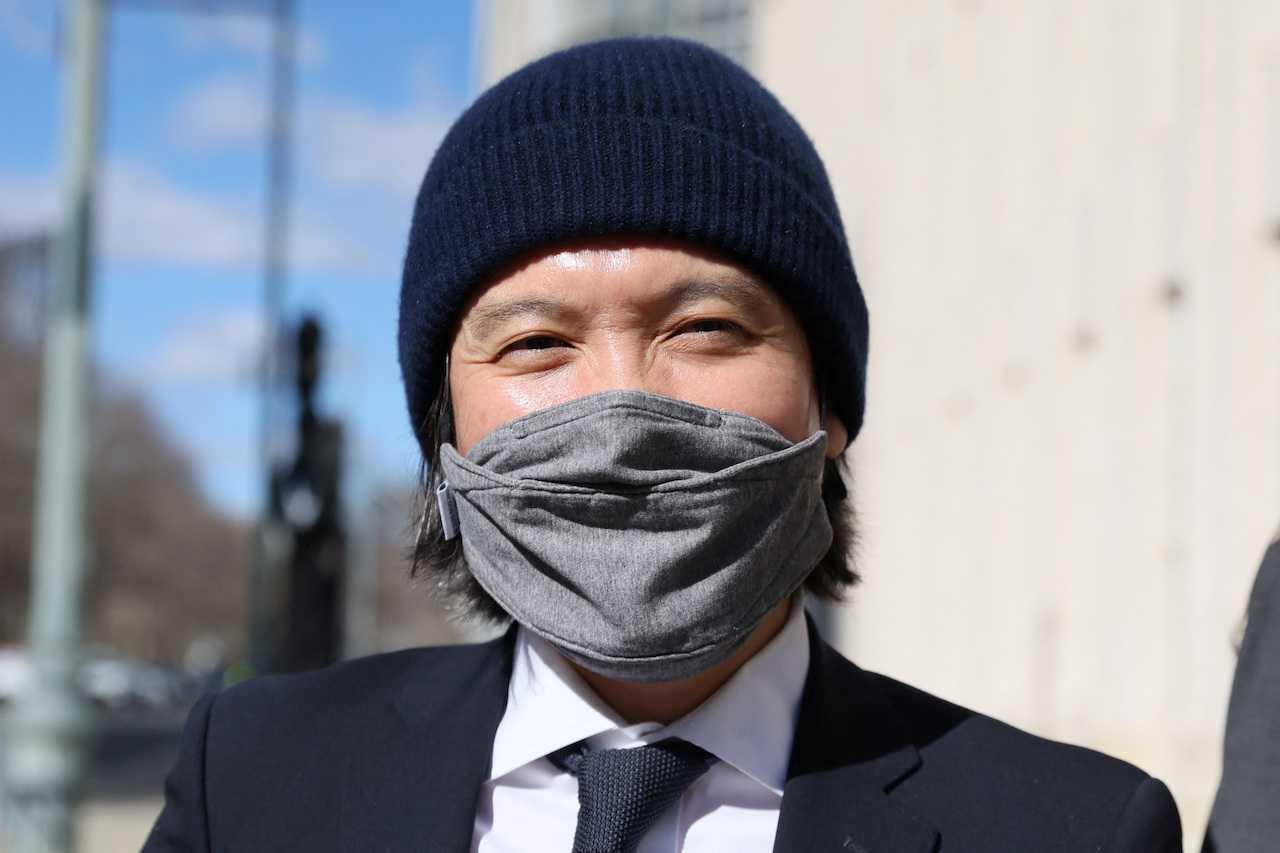 Bekas pegawai bank Goldman Sachs, Roger Ng, keluar dari Mahkamah Persekutuan Brooklyn selepas dijatuhi hukuman atas kesalahannya bersubahat menyeleweng dana kekayaan negara 1MDB, di Brooklyn, New York, 9 Mac. Gambar: Reuters
