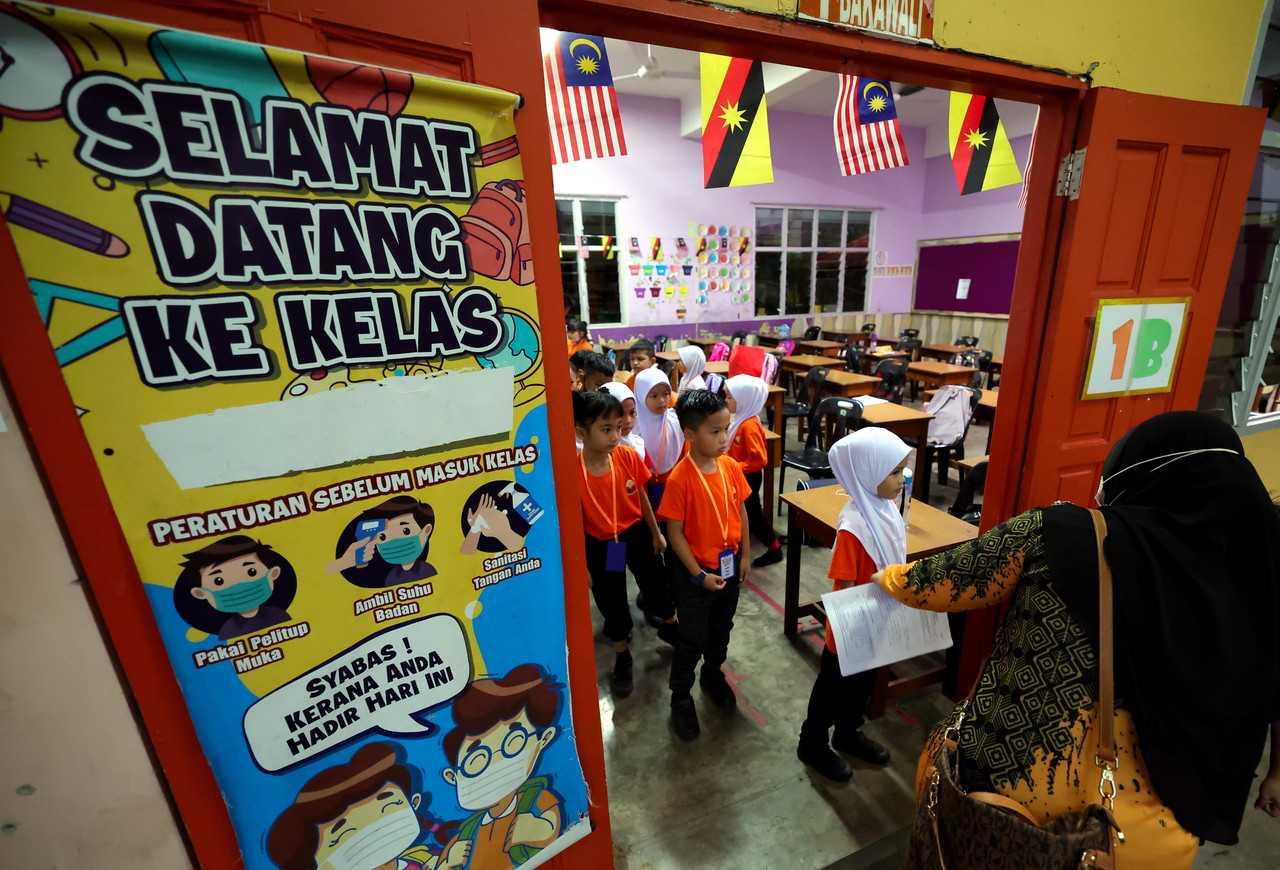 A teacher greets her students on the first day of school at SK Petra Jaya in Kuching, Sarawak, March 20. Photo: Bernama