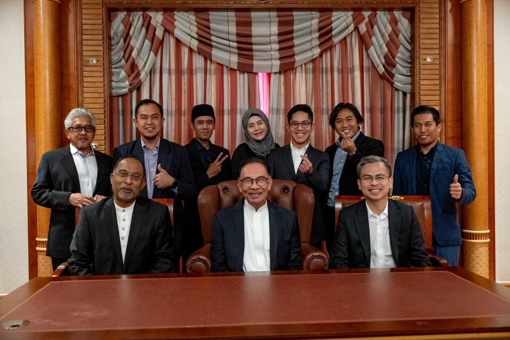 Perdana Menteri Anwar Ibrahim bersama menteri dan pegawai yang mengiringinya ke Arab Saudi, di mana pertemuan yang dijadualkan dengan ketua ‘de facto’ kerajaan itu tidak menjadi kenyataan. Gambar: Facebook.