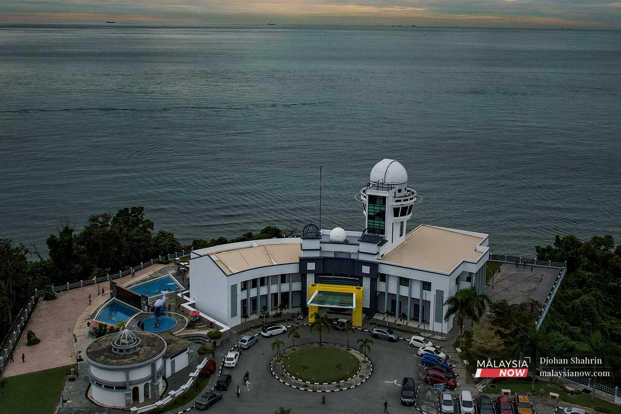 Pemandangan dari udara kompleks Baitul Hilal di Port Dickson, Negeri Sembilan. Kompleks ini juga dikenali sebagai Balai Cerap Teluk Kemang, dan ia berfungsi sebagai tempat pemerhatian serta hab penyelidikan dan pendidikan.