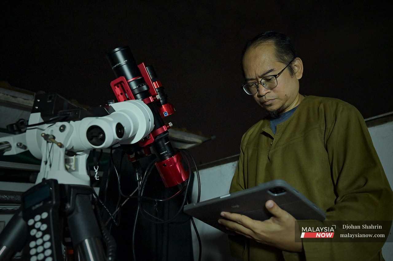 Pada waktu malam, dia menggunakan teleskop lain yang boleh dikawal menggunakan tablet.