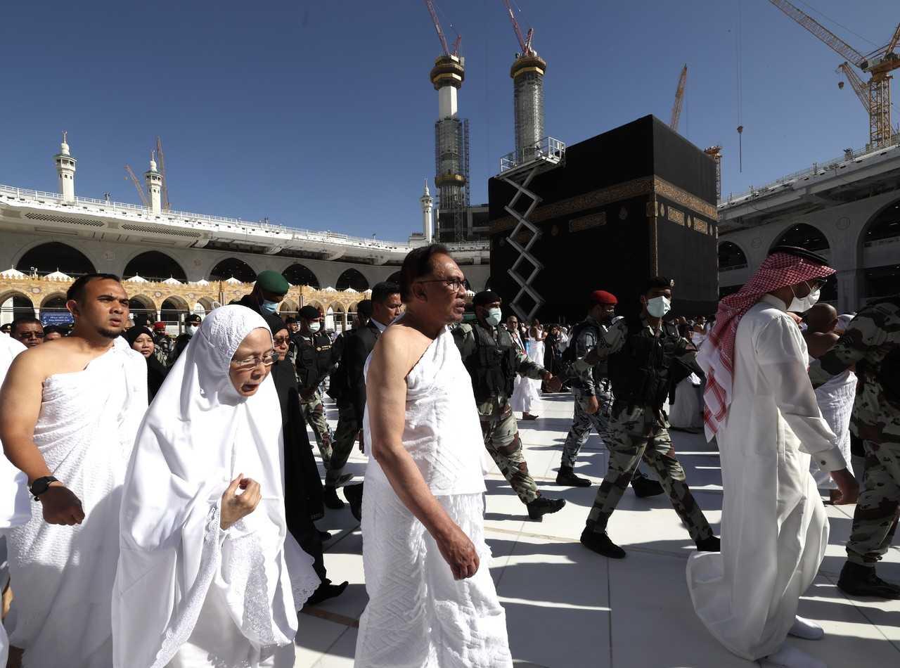 Perdana Menteri Anwar Ibrahim dan isteri, Dr Wan Azizah Wan Ismail, menunaikan Umrah di Mekah, 22 Mac. Gambar: Bernama