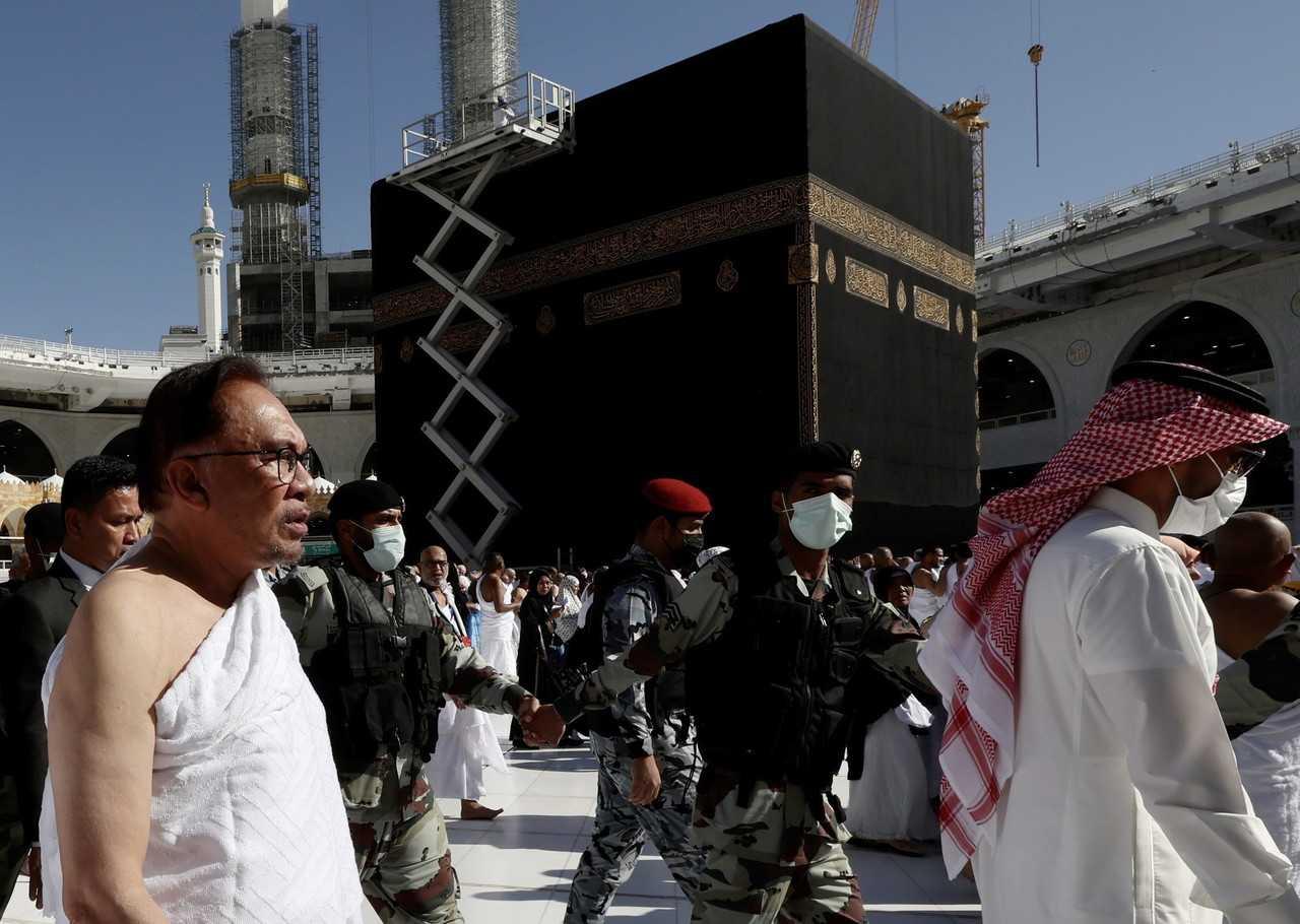 Prime Minister Anwar Ibrahim performs the umrah in Mecca during his official visit to Saudi Arabia, March 23. Photo: Bernama
