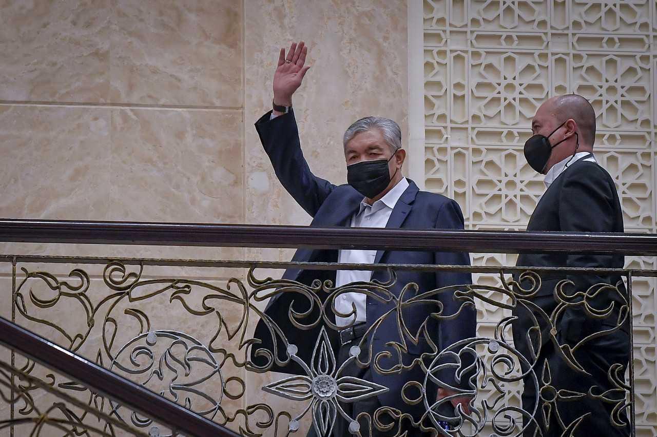 Deputy Prime Minister Ahmad Zahid Hamidi waves after getting permanent access to his passports at the Court of Appeal in Putrajaya, March 27. Photo: Bernama