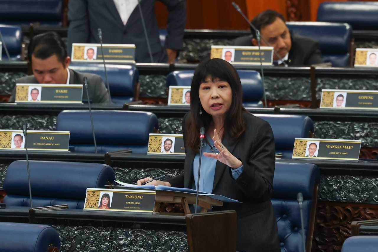 Timbalan Menteri Pendidikan Lim Hui Ying berucap di Dewan Rakyat, 27 Mac. Gambar: Bernama