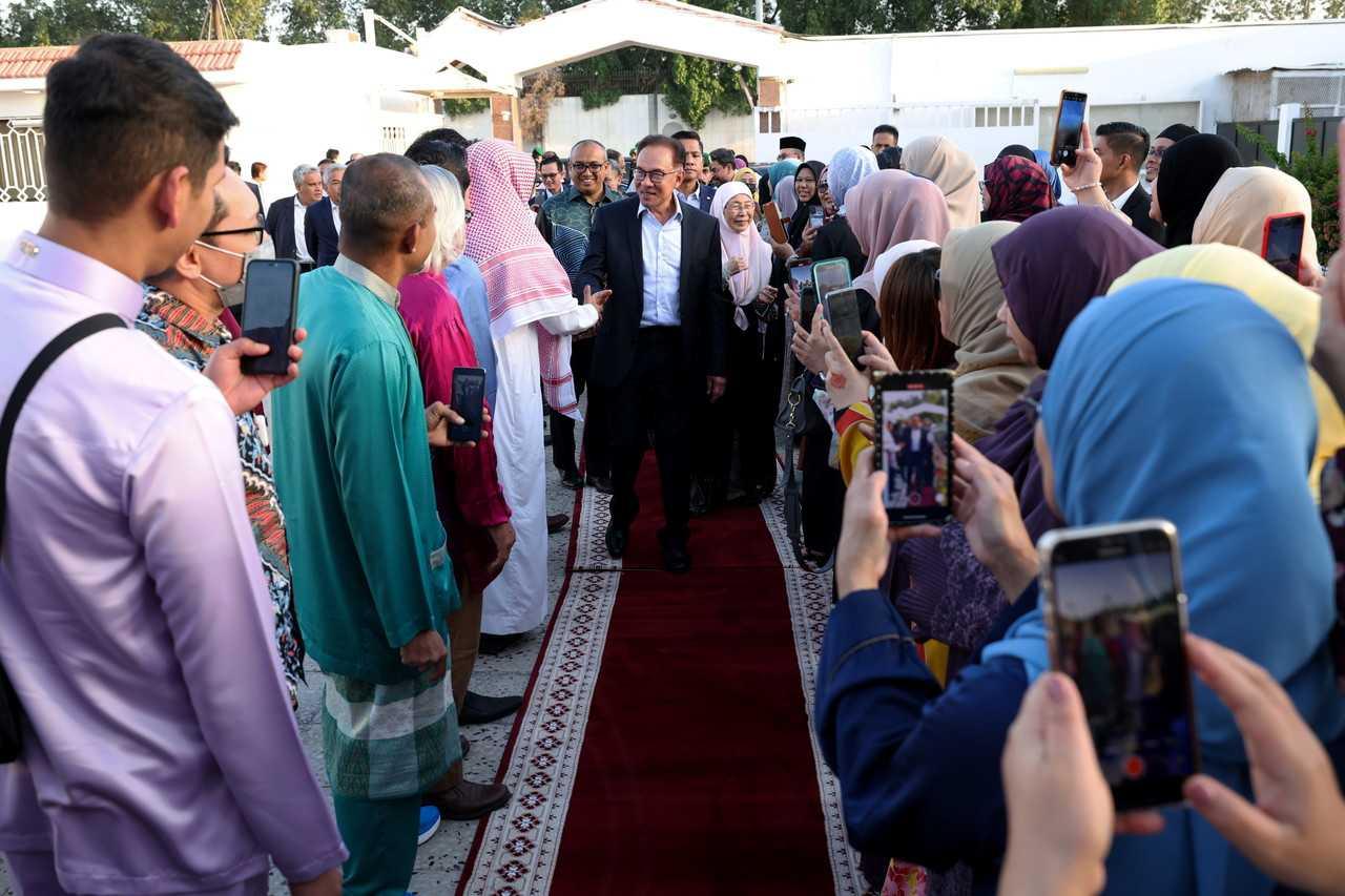 Prime Minister Anwar Ibrahim and his wife, Dr Wan Azizah Wan Ismail, attend a breaking of fast event in Saudi Arabia, March 23. Photo: Bernama
