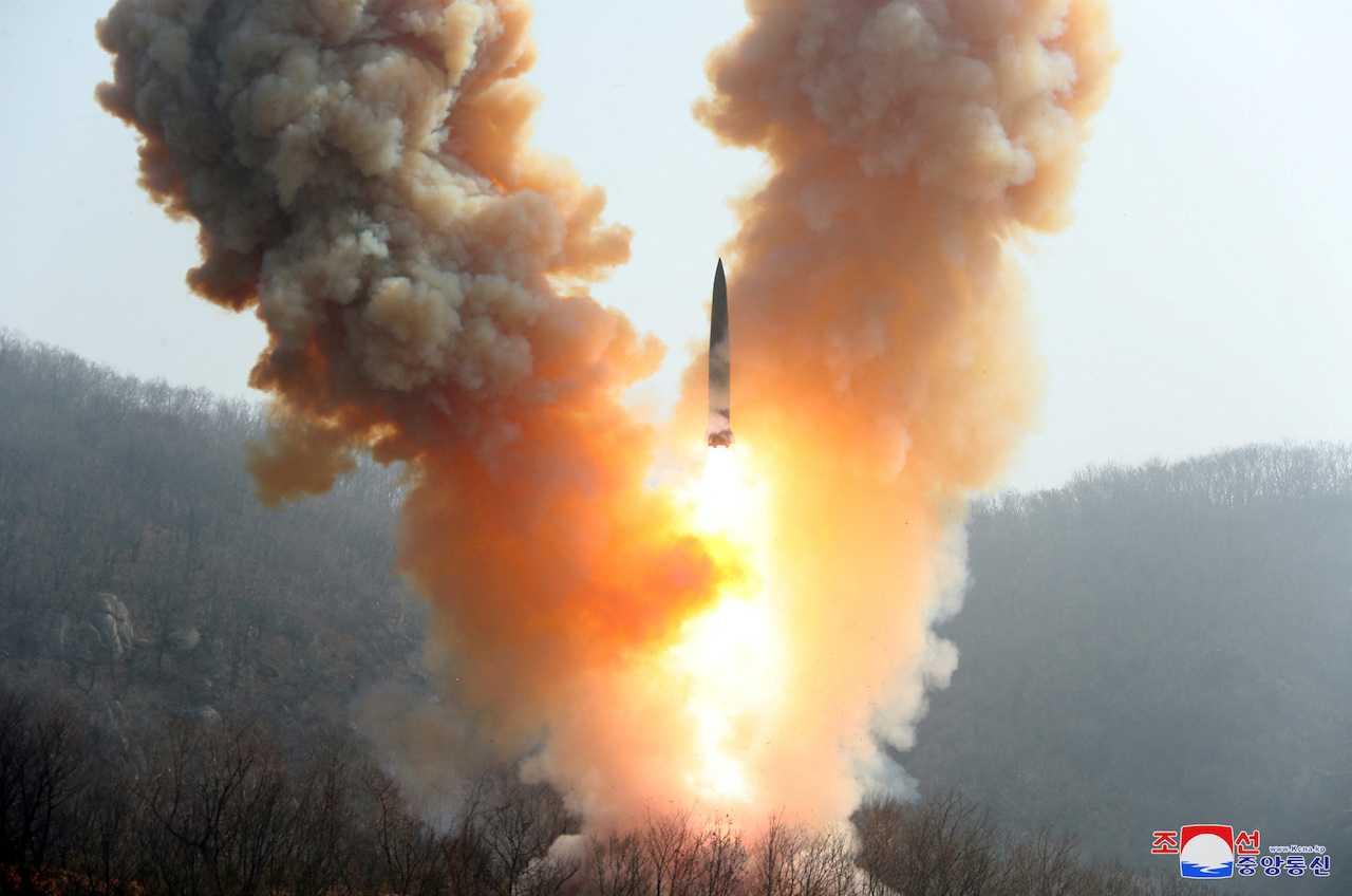 Peluru berpandu yang dilepaskan oleh tentera Korea Utara di lokasi tidak didedahkan. Gambar ini dikeluarkan oleh Agensi Berita Pusat Korea Utara pada 20 Mac. Gambar: Reuters