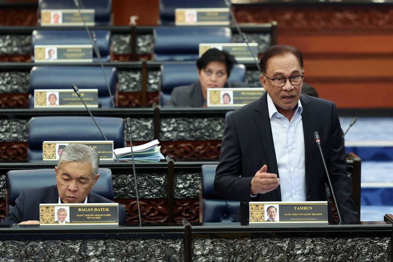 Prime Minister Anwar Ibrahim speaks in the Dewan Rakyat, March 28. Photo: Bernama