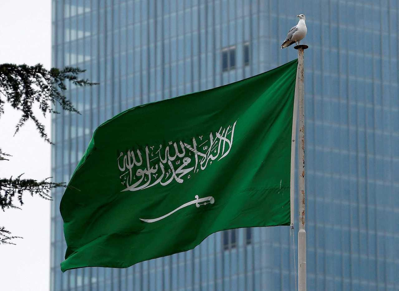 Bendera Arab Saudi berkibar di atas bangunan konsulat negara itu di Istanbul, 20 Oktober 2018. Gambar: Reuters