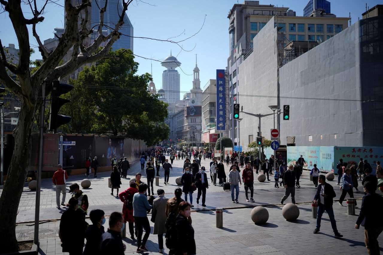 People walk at the main shopping area in Shanghai, China, March 14. Photo: Reuters