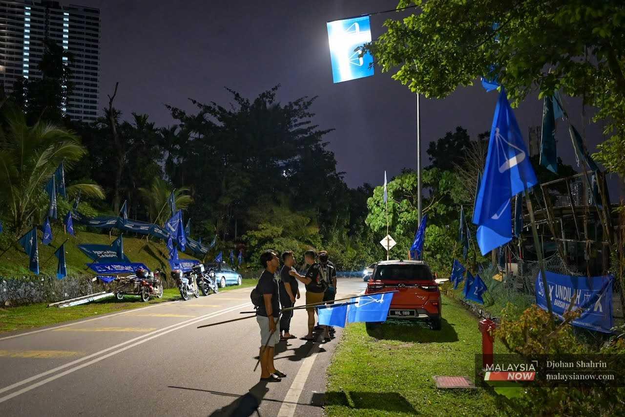 Petugas Barisan Nasional melakukan kerja-kerja memacak bendera parti bagi persiapan menghadapi Pilihan Raya Umum ke 15 yang berlangsung pada 19 November lalu di Taman Keramat Permai, 7 November 2022.