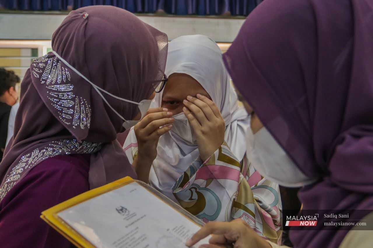 Seorang pelajar menangis kegembiraan selepas menerima keputusan SPM di Dewan Utama SMK Putrajaya Presint 11 (1) pada 16 Jun 2022.