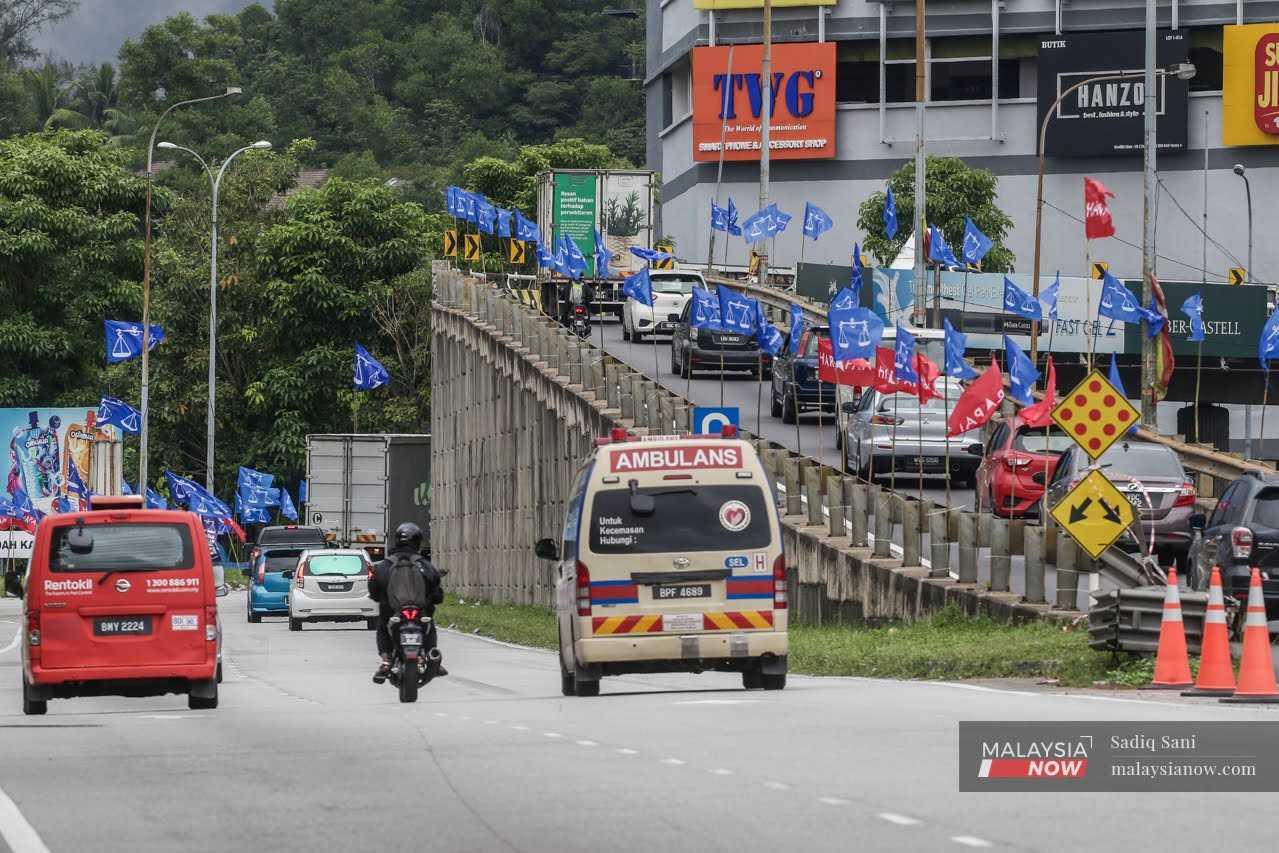 Bendera Pakatan Harapan dan Barisan Nasional dipasang di tepi lebuh raya MRR2 di Sungai Buloh sempena kempen Pilihan Raya Umum ke-15.