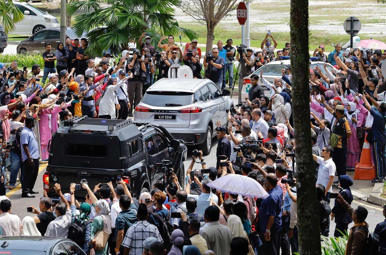 The prison vehicle carrying former prime minister Najib Razak leaves the court complex in Putrajaya, March 31. Photo: Bernama