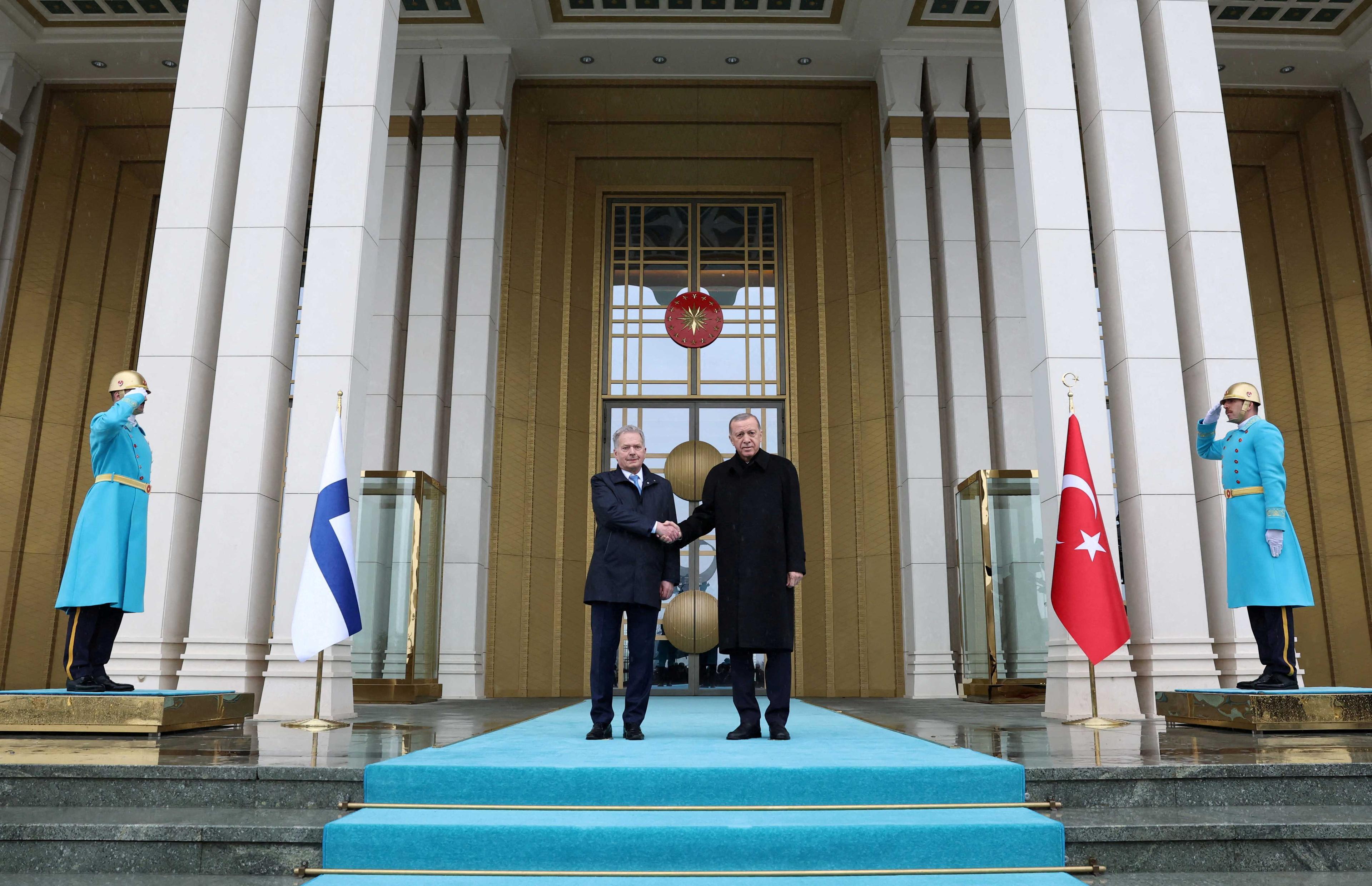 Presiden Turkiye Recep Tayyip Erdogan dan rakan sejawatnya dari Finland Sauli Niinisto berjabat tangan sewaktu lawatan rasmi Niinisto ke Ankara, Turki pada 17 Mac. Gambar: Reuters