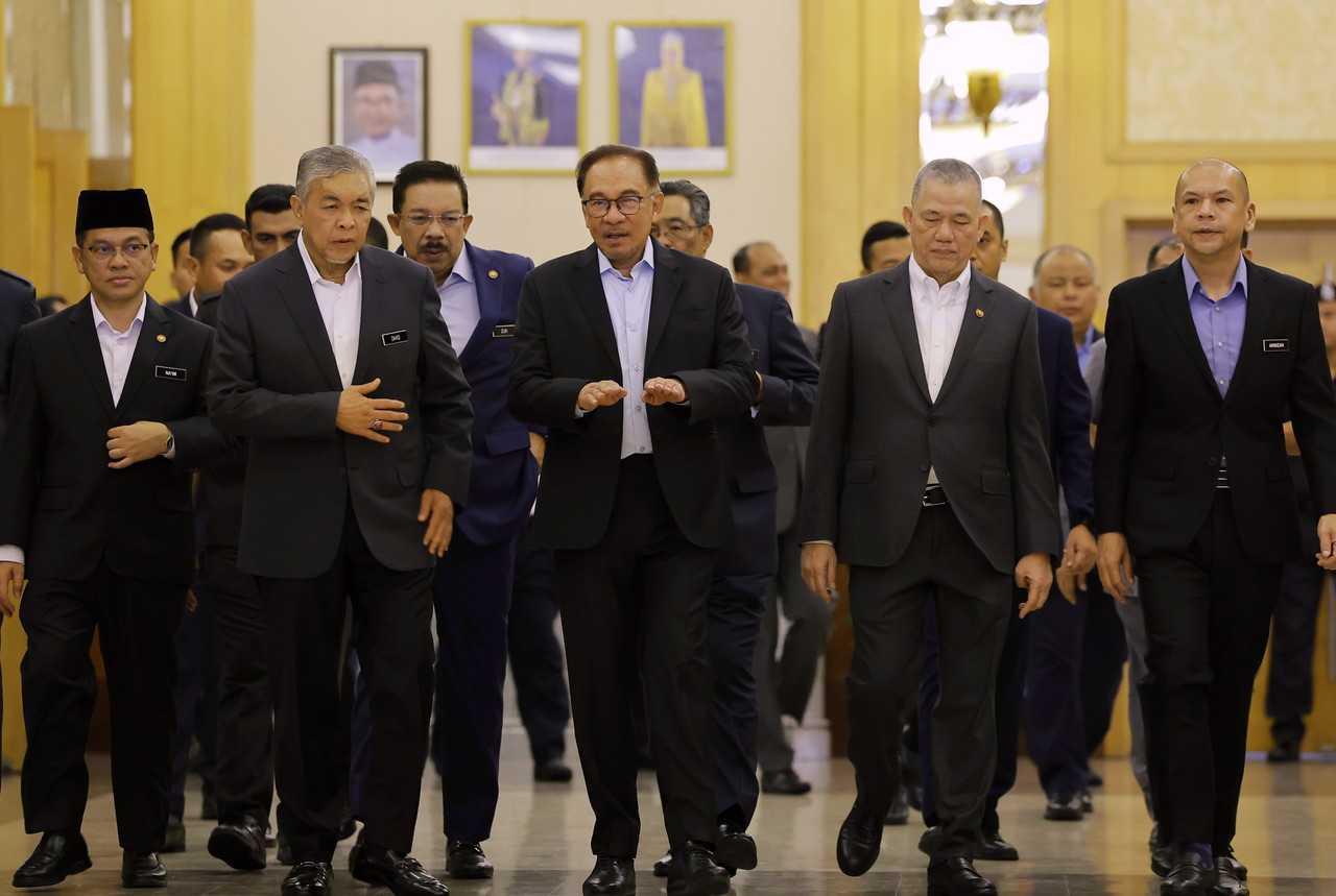 Perdana Menteri Anwar Ibrahim (tengah), diapit oleh timbalannya Ahmad Zahid Hamidi dan Fadillah Yusof di Putrajaya, 3 April. Gambar: Bernama