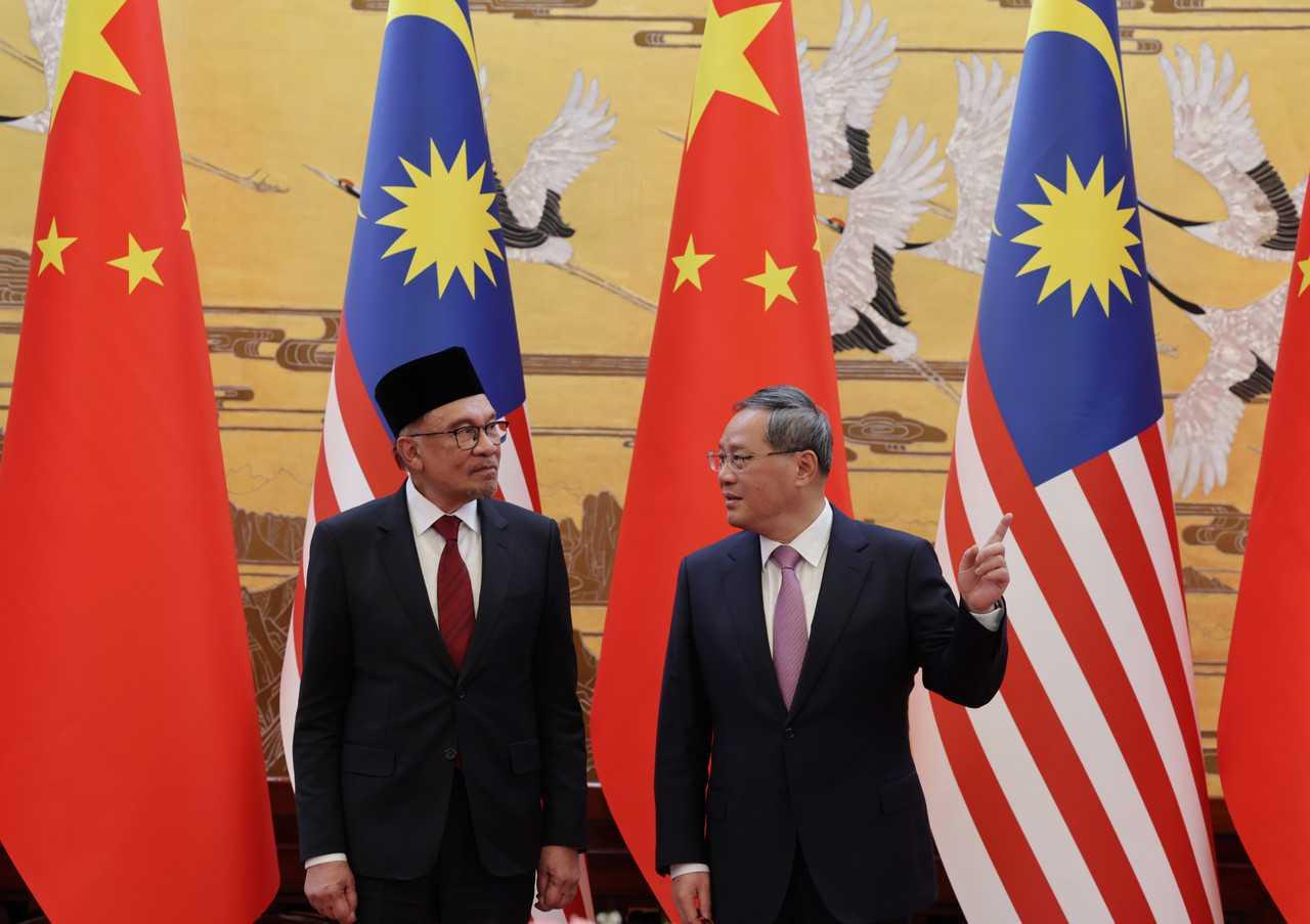 Perdana Menteri Anwar Ibrahim bersama rakan sejawatannya dari China Li Qiang pada sambutan rasmi di Great Hall of the People di Beijing, 1 April. Gambar: Bernama