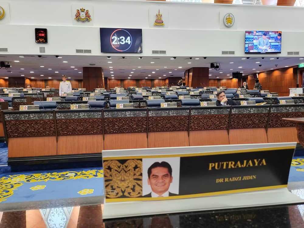 Gambar yang dikongsikan oleh Ahli Parlimen Putrajaya Radzi Jidin menunjukkan hanya Menteri Pengangkutan Anthony Loke berada di Dewan Rakyat. Gambar: Facebook