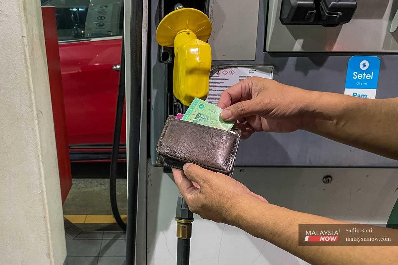 Kebanyakan orang muda berdepan pilihan yang sukar tentang ke mana wang yang mereka peroleh untuk dibelanjakan setiap bulan.