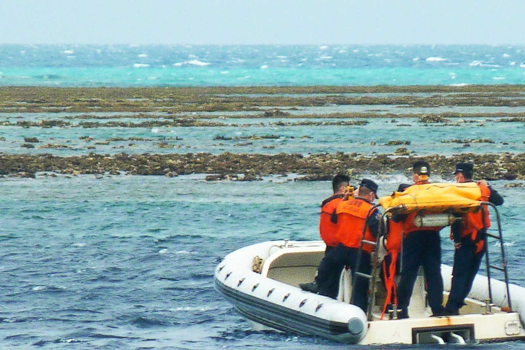 Gambar yang diambil pada 25 Disember 2022 menunjukkan anggota pesisir pantai China melakukan rondaan di perairan Scarborough Shoal di Laut China Selatan. Gambar: AFP