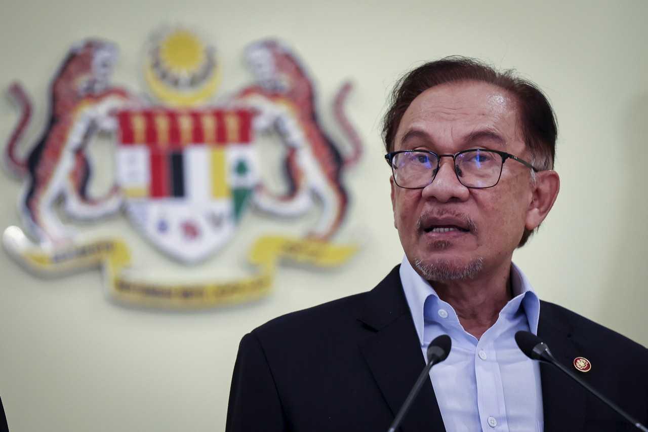 Perdana Menteri Anwar Ibrahim bercakap kepada wartawan pada sidang media di Putrajaya, 5 April. Gambar: Bernama