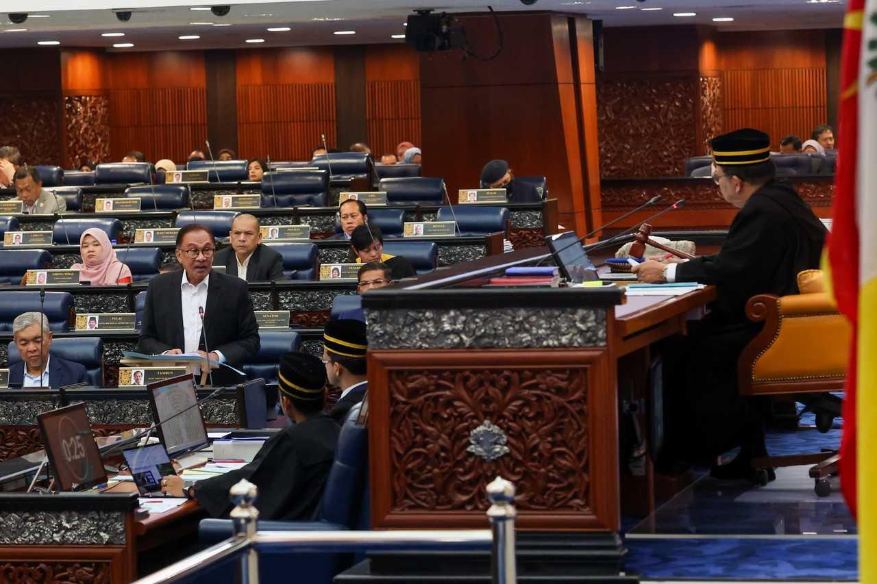 Prime Minister Anwar Ibrahim speaks at the Dewan Rakyat in Kuala Lumpur, April 4. Photo: Bernama
