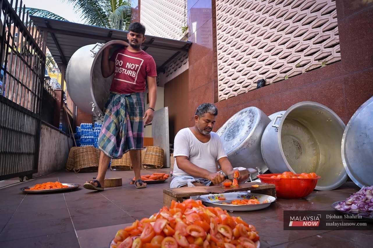 Ahli jawatankuasa di Masjid India, Kuala Lumpur menyediakan bahan-bahan untuk memasak bubur lambuk. 
