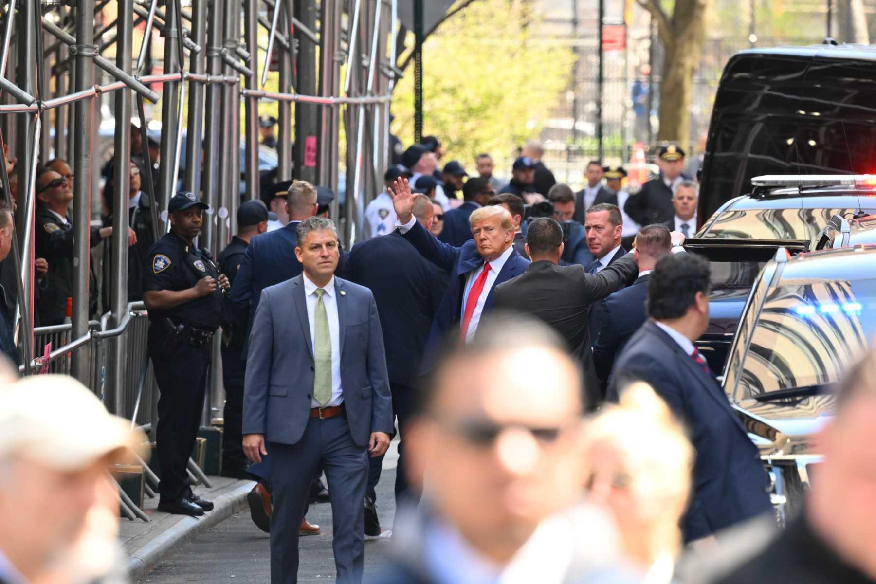 Bekas presiden AS Donald Trump tiba menjelang perbicaraan di Mahkamah Jenayah Manhattan di New York pada 4 April. Gambar: AFP