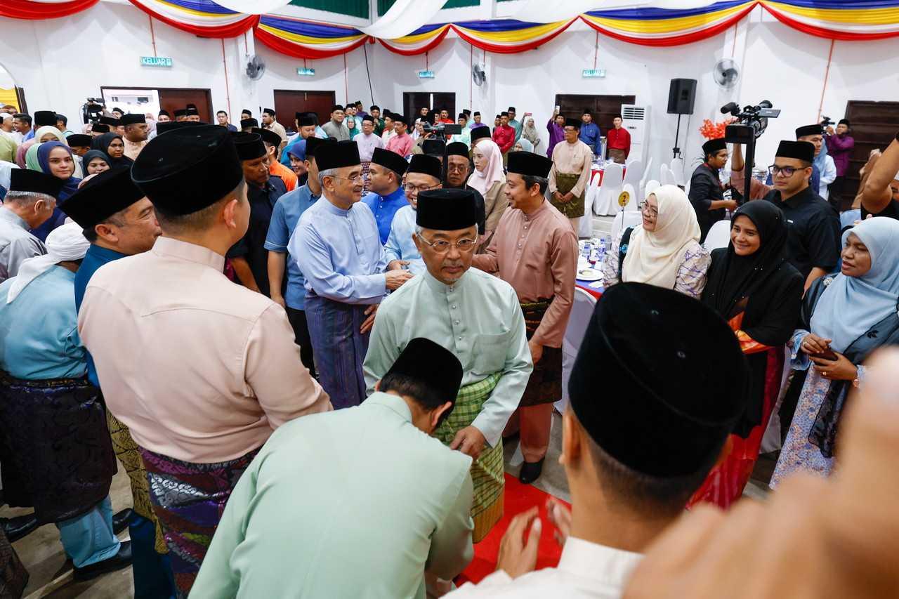 Yang di-Pertuan Agong Sultan Abdullah Sultan Ahmad Shah merasmikan Masjid Ar-Razzaq Kampung Bachang, Melaka, 5 April. Gambar: Bernama